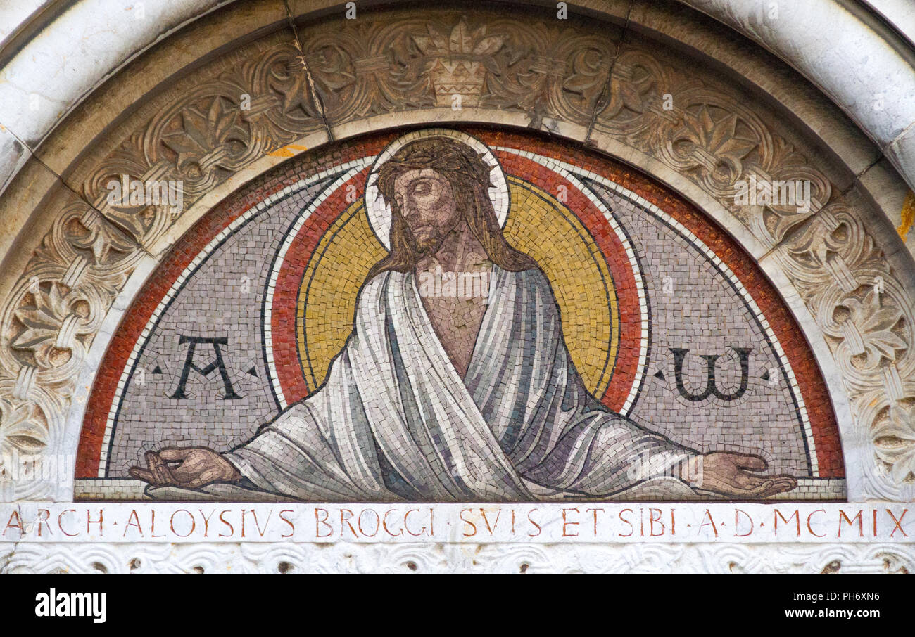Une mosaïque de Jésus-Christ sur une pierre tombale au Cimitero monumentale ('cimetière monumental') Banque D'Images Une mosaïque de Jésus-Christ sur une pierre tombale au Cimitero monumentale ('cimetière monumental') Banque D'Images