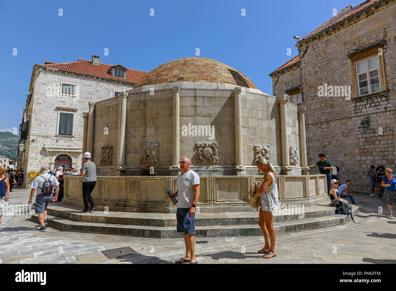 Rassemblement de touristes autour de la grande fontaine d'Onofrio ou grande fontaine d'Onofrio l'intérieur des murs de la ville de la vieille ville, Dubrovnik, Croatie Banque D'Images