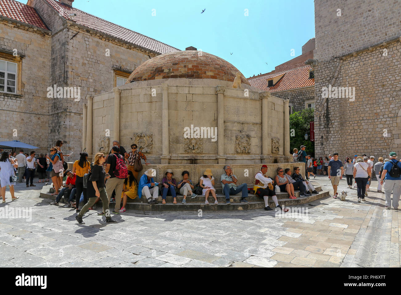 Rassemblement de touristes autour de la grande fontaine d'Onofrio ou grande fontaine d'Onofrio l'intérieur des murs de la ville de la vieille ville, Dubrovnik, Croatie Banque D'Images