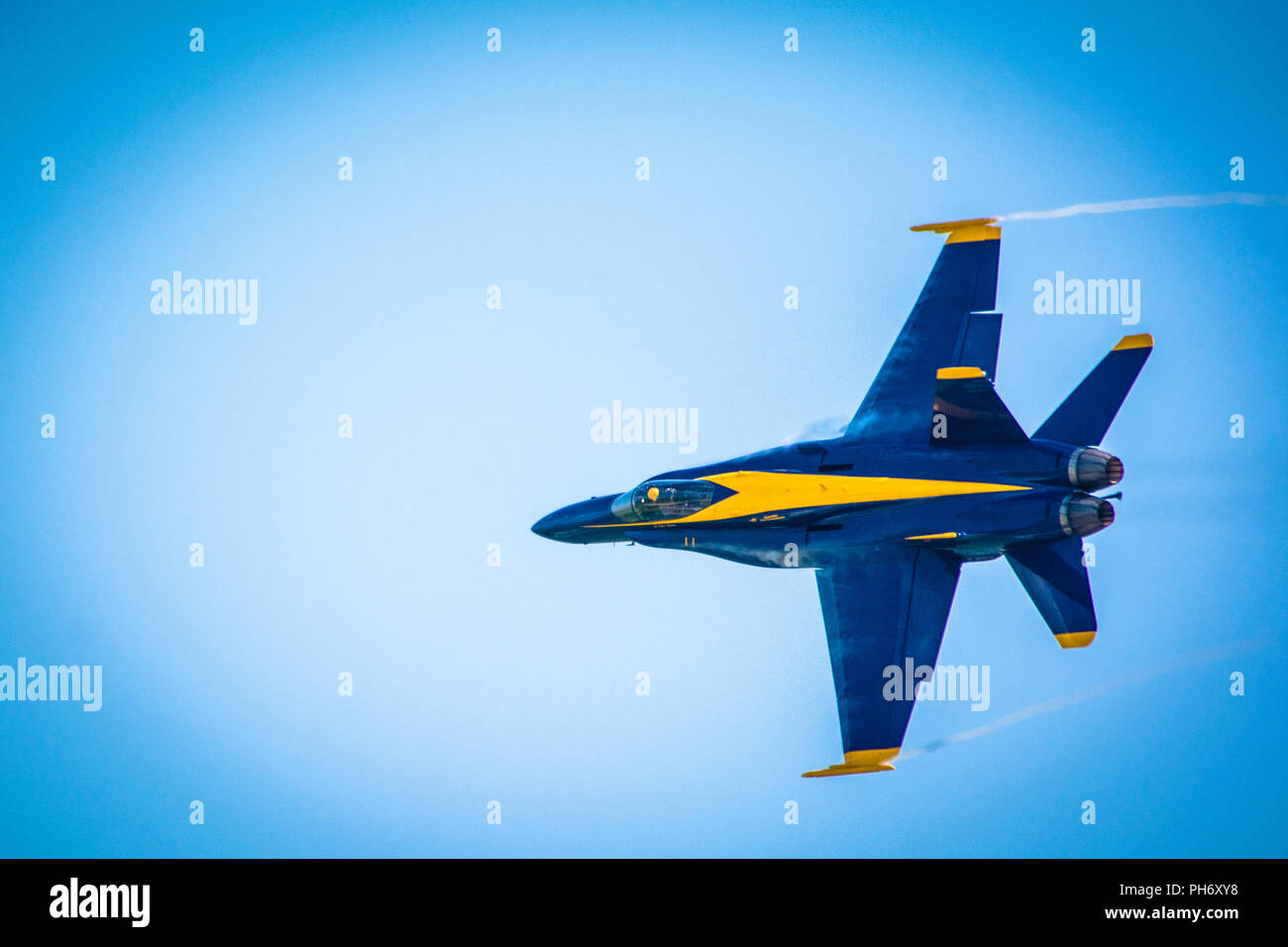 La Marine américaine F-18 Hornet, affecté à l'Escadron de démonstration en vol de la marine, les Blue Angels vole au-dessus de la vitesse du son lors de l'Airshow à Rosecrans Air National Guard Base, Saint Joseph, le 24 août 2018. Le spectacle aérien a été accueilli par le 139e Airlift Wing, New York Air National Guard et de la ville de Saint Joseph pour remercier la communauté pour leur soutien. Le comité de spectacle aérien estimées à 70 000 personnes ont assisté à la fin de semaine des spectacles. Les Anges bleus s'efforcer de mettre en valeur la fierté et le professionnalisme de l'US Navy et du Marine Corps en inspirant une culture d'excellence et de service Banque D'Images