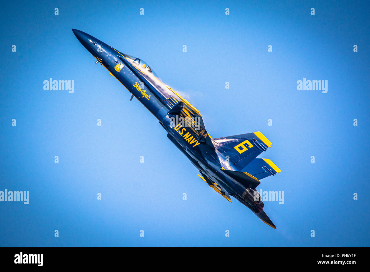 La Marine américaine F-18 Hornet, affecté à l'Escadron de démonstration en vol de la marine, les Blue Angels vole au-dessus de la vitesse du son lors de l'Airshow à Rosecrans Air National Guard Base, Saint Joseph, le 24 août 2018. Le spectacle aérien a été accueilli par le 139e Airlift Wing, New York Air National Guard et de la ville de Saint Joseph pour remercier la communauté pour leur soutien. Le comité de spectacle aérien estimées à 70 000 personnes ont assisté à la fin de semaine des spectacles. Les Anges bleus s'efforcer de mettre en valeur la fierté et le professionnalisme de l'US Navy et du Marine Corps en inspirant une culture d'excellence et de service Banque D'Images