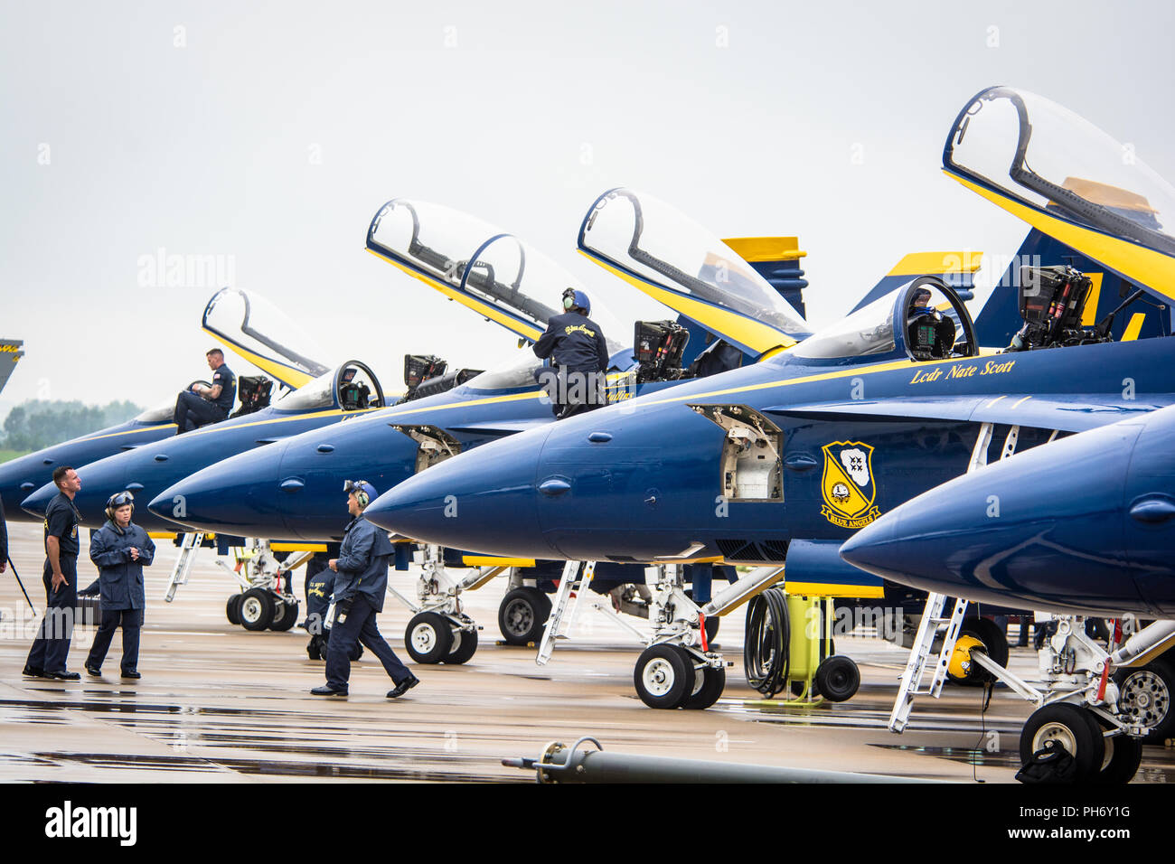 Un groupe de des F-18 Hornet avions avec l'Escadron de démonstration en vol de la marine, les Blue Angels, arriver à la base de la Garde nationale aérienne Rosecrans, en préparation pour le son de la vitesse Air Show et Open House à St., 23 août 2018. Le salon est organisé par le 139e Airlift Wing et la ville de Saint Joseph pour remercier la communauté pour leur soutien. Les Anges bleus s'efforcer de mettre en valeur la fierté et le professionnalisme de l'US Navy et du Marine Corps en inspirant d'une culture de l'excellence et le service à la nation par le biais de démonstrations en vol et en approche communautaire. (U.S. Air National G Banque D'Images