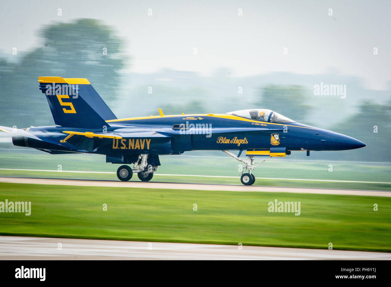 La Marine américaine F-18 Hornet, piloté par le lieutenant Tyler Davies, l'avion numéro 5 avec le pilote de l'Escadron de démonstration en vol de la marine, les Blue Angels, atterrit à la base de la Garde nationale aérienne Rosecrans, en préparation pour le son de la vitesse Air Show et Open House à St., 22 août 2018. Le salon est organisé par le 139e Airlift Wing et la ville de Saint Joseph pour remercier la communauté pour leur soutien. Les Anges bleus s'efforcer de mettre en valeur la fierté et le professionnalisme de l'US Navy et du Marine Corps en inspirant d'une culture de l'excellence et le service à la nation par le biais de démonstrations en vol un Banque D'Images