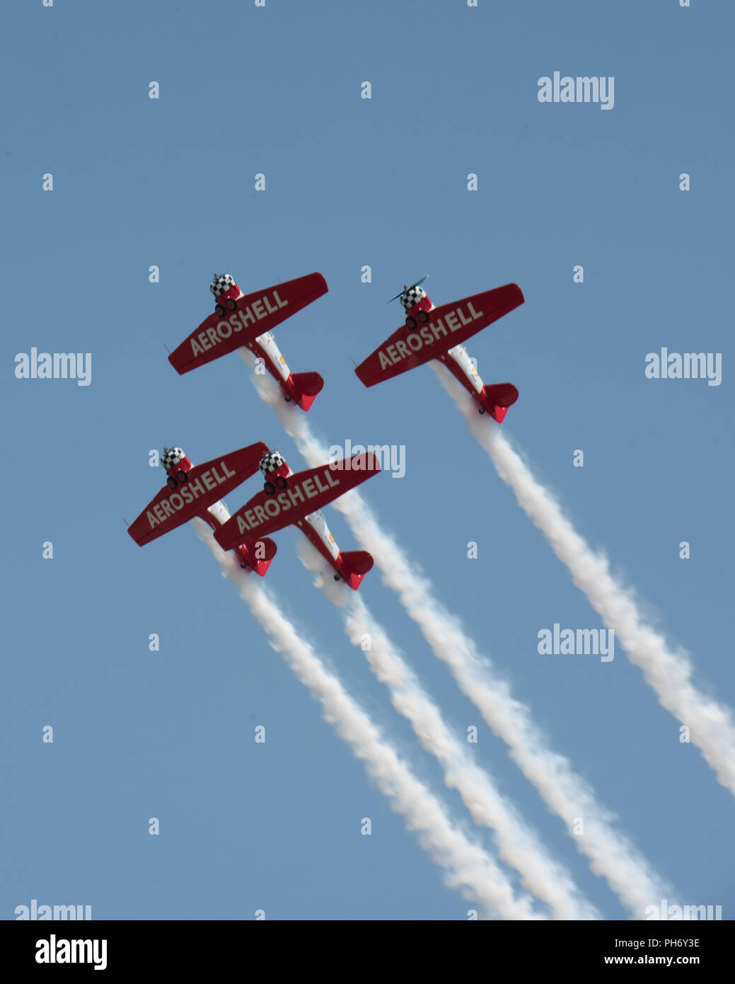 L'équipe de voltige Aeroshell effectue au cours de la 2018 défenseurs de la liberté de l'Air & Space Show le 12 août, à Offutt Air Force Base, Nebraska. L'airshow divertissement mixtes avec l'éducation en mettant en valeur l'extrême de ce que des aéronefs militaires et civils sont capables. (U.S. Photo de l'Armée de l'air par la Haute Airman Jacob Skovo) Banque D'Images