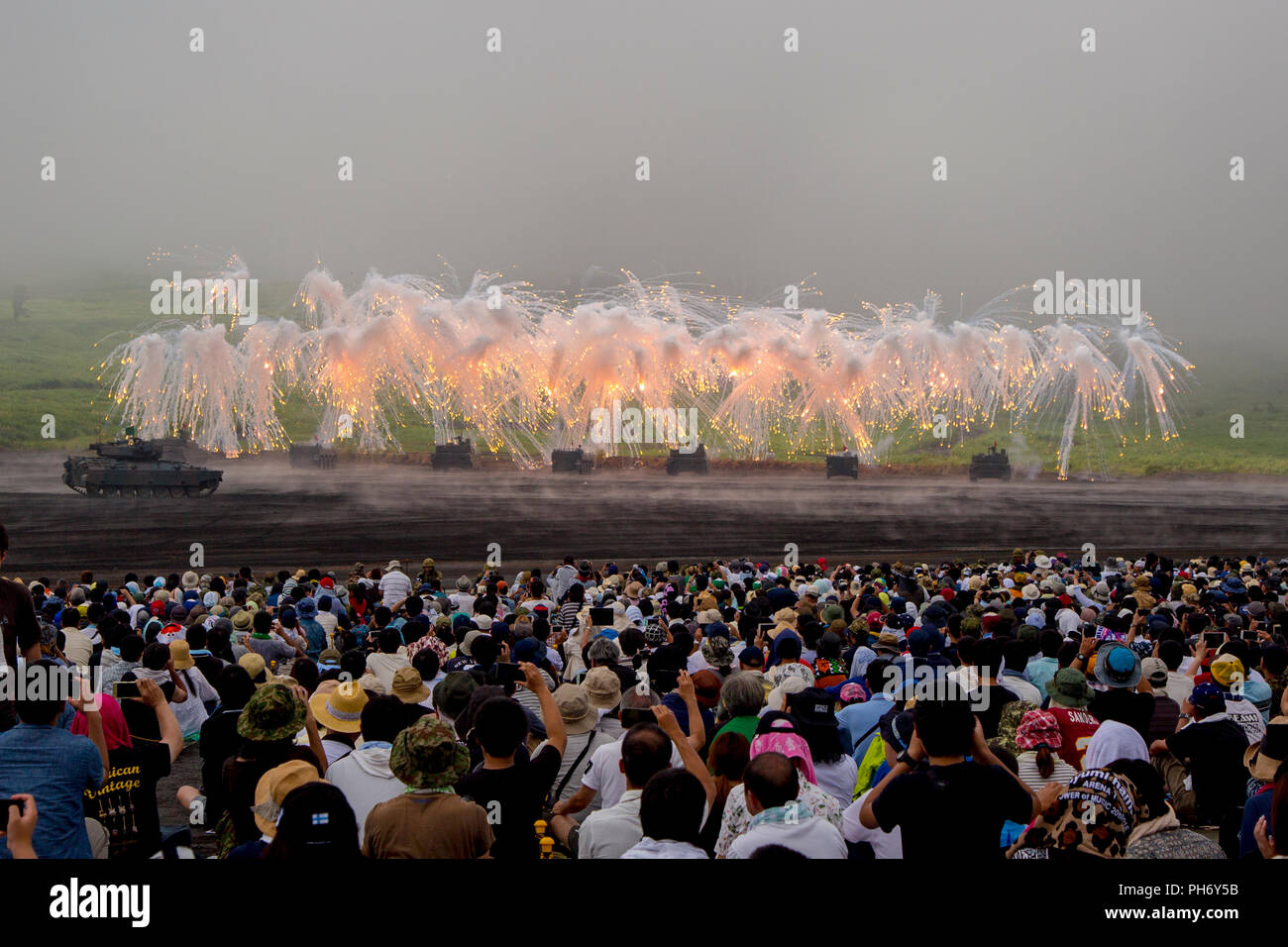 Centre de formation interarmes, FUJI GOTEMBA CAMP, le Japon -Le Japon d'Autodéfense de masse met fin à la démonstration de puissance de feu Fuji annuel avec un affichage de l'écran de fumée défensive le 26 août sur le Centre de formation interarmes, Fuji Gotemba Camp, au Japon. La manifestation a des membres de la section locale et de collectivités américaines afin d'observer et d'acquérir une meilleure compréhension de leurs capacités en ce qui concerne la défense du Japon. Chaque année, plus de la population est éduquée, qui à son tour renforce la confiance dans la précision, des ensembles de compétences, et les compétences de la JGSDF. (U.S. Marine Corps photo de la FPC. Nicole Rogge) Banque D'Images