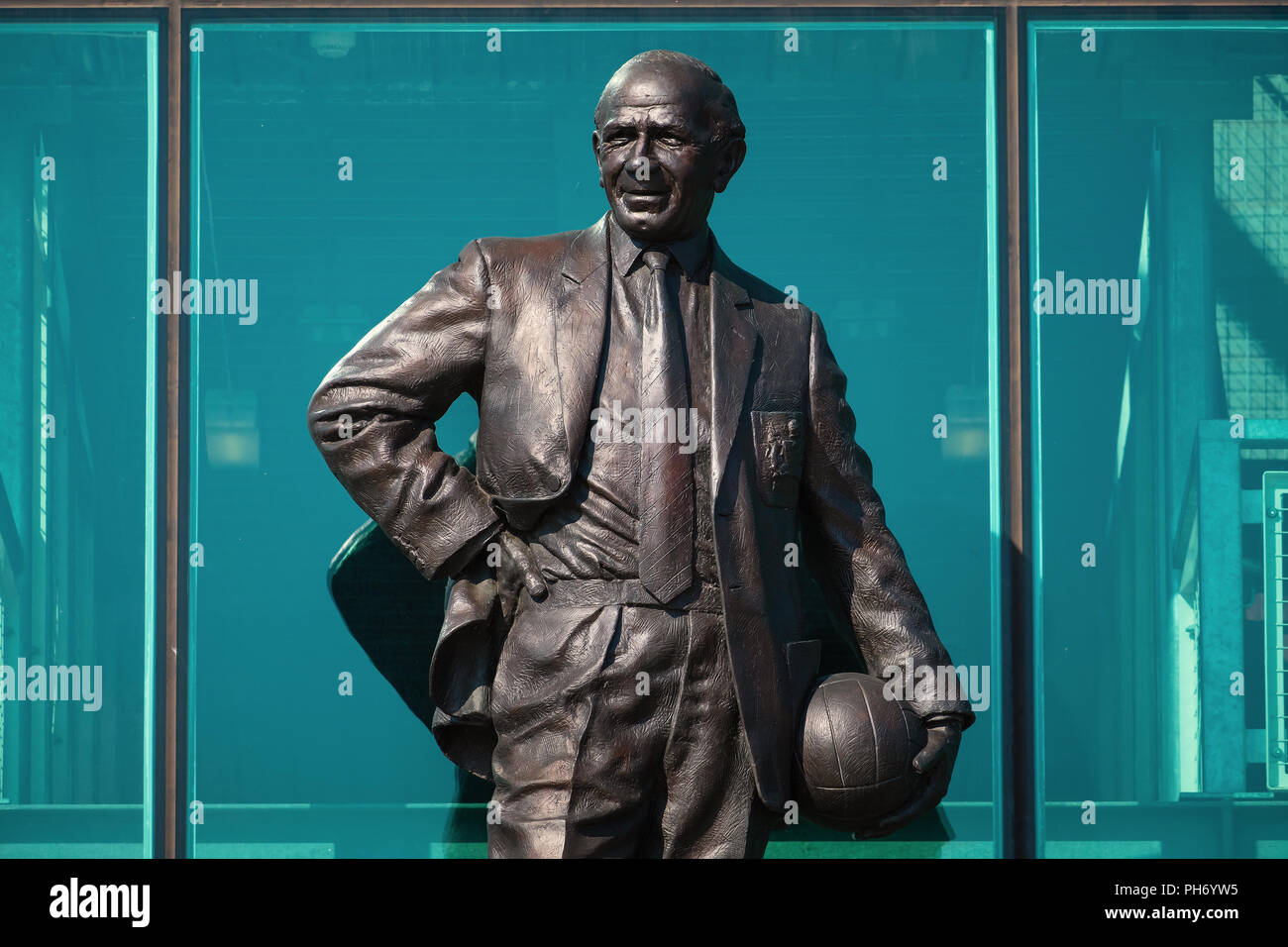 MANCHESTER, UK - 19 MAI 2018 : Sir Matt Busby statue en bronze à Old Trafford stadium, la maison de Manchester United Banque D'Images