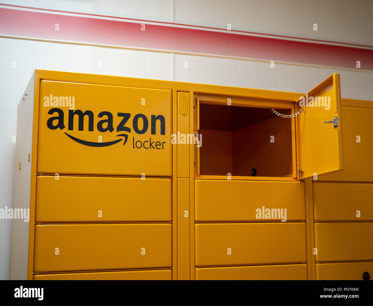 Amazon Locker emplacement en face du magasin local Banque D'Images