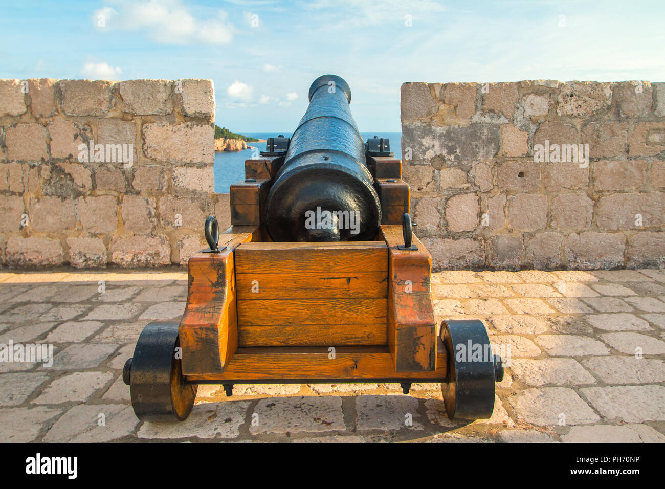 Cannon sur les murs de forteresse défensive Lovrijenac, vieille ville de Dubrovnik, Croatie Banque D'Images