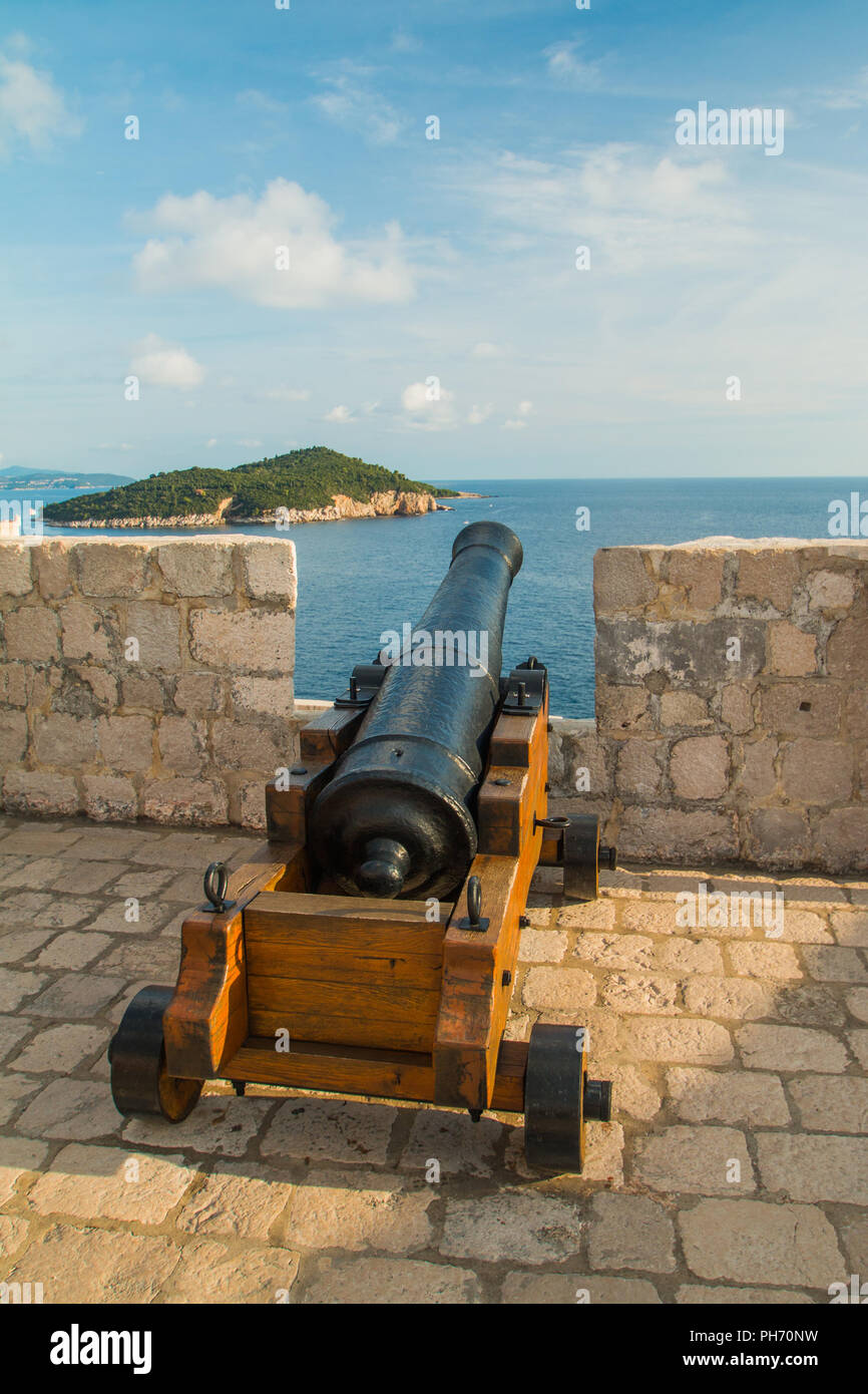 Cannon sur les murs de forteresse défensive Lovrijenac, vieille ville de Dubrovnik, Croatie Banque D'Images