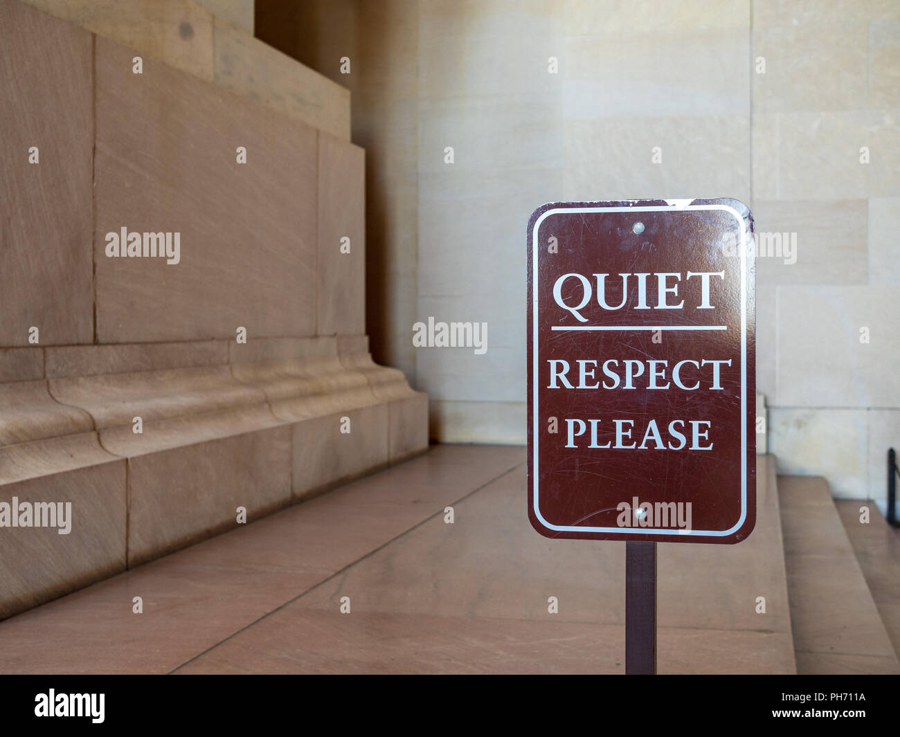 Calme, respect veuillez brown signe devant un écran décoratif Banque D'Images