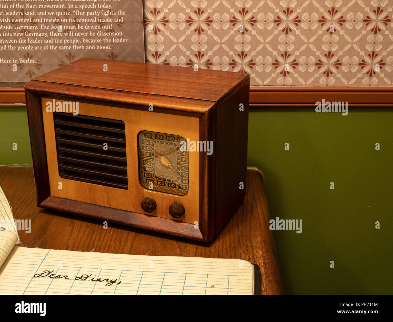 Radio transistor antique assis dans la chambre d'un enfant avec un journal intime Banque D'Images