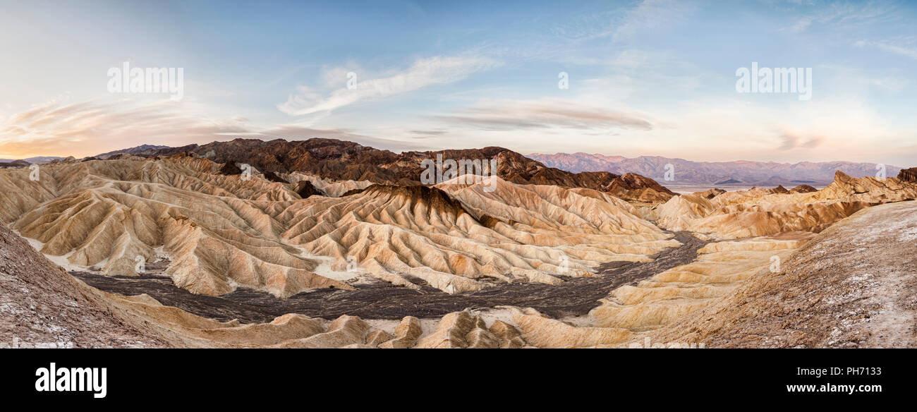 Panorama de Zabriskie Point dans la vallée de la mort juste après le lever du soleil. Banque D'Images