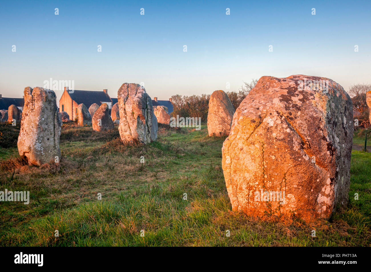 Comité permanent des pierres sur célèbre Carnac, Bretagne, France. Le site est inscrit au Patrimoine Mondial de l'UNESCO. Banque D'Images