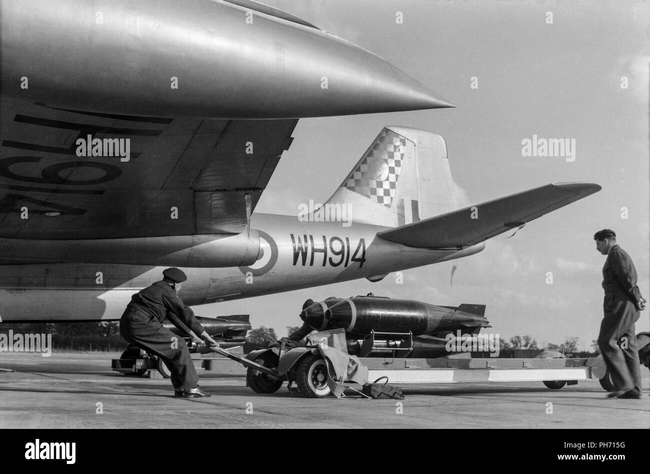 Un English Electric Canberra B2 bomber, WH914, à RAF Wittering en 1955. D'être chargé avec des bombes. Cet avion appartenait à l'escadron 100 à l'époque. Banque D'Images