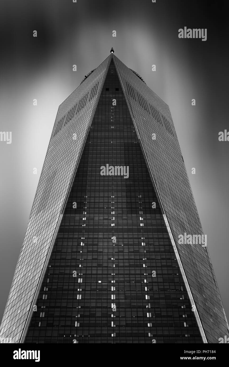 La ville de New York, USA - 20 juin 2018 : One World Trade Center à New York. Une longue exposition against sky Banque D'Images