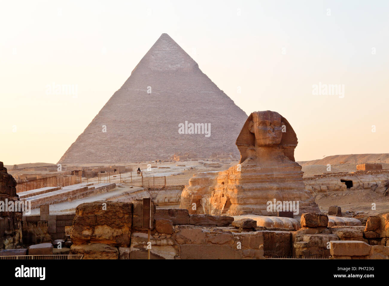 Sphinx et pyramide de Gizeh Banque D'Images