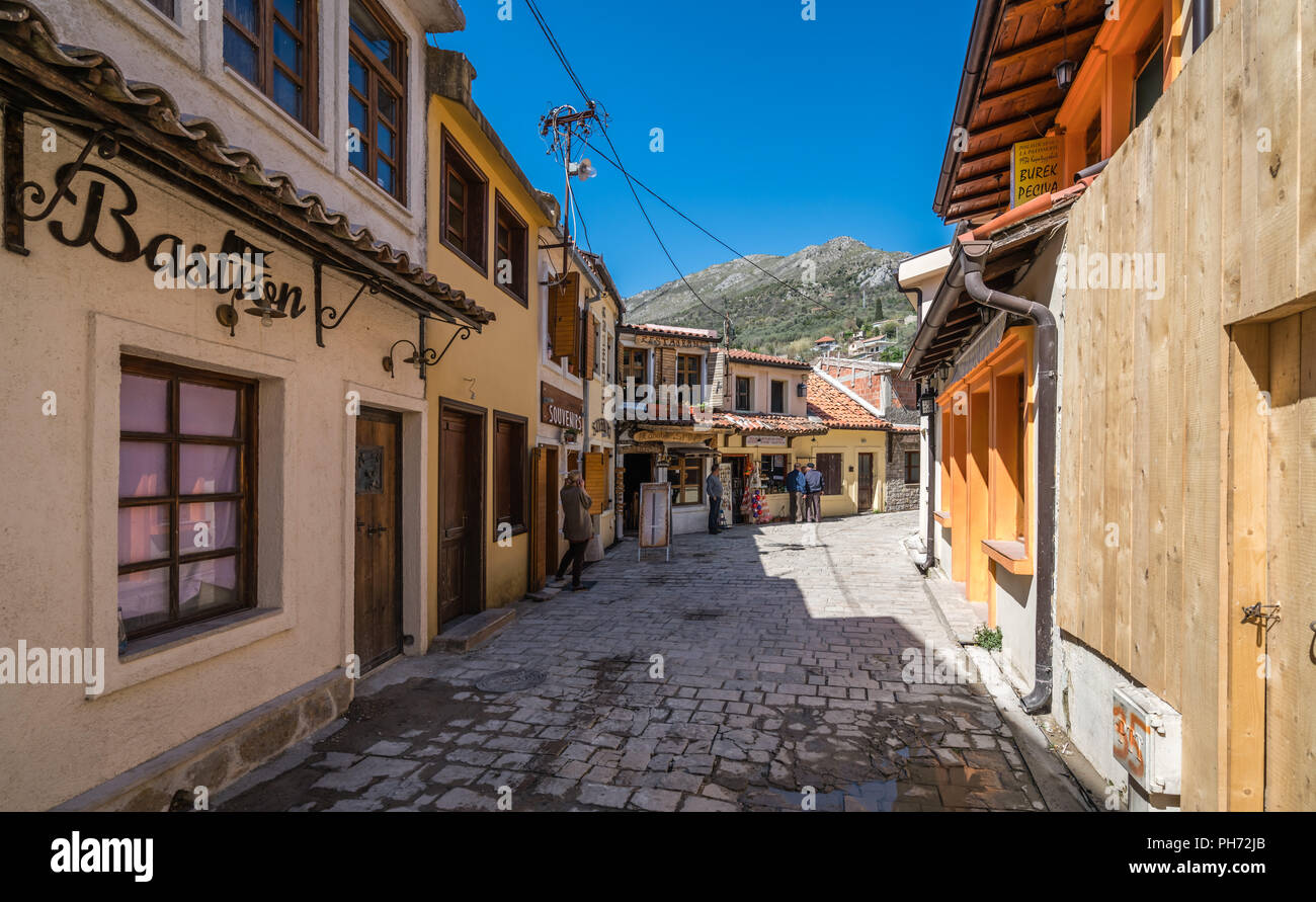 Stari Bar, Monténégro - Avril 2018 : les collines rue pleine de magasins de souvenirs qui mène à la vieille forteresse ruines, Stari Bar Banque D'Images