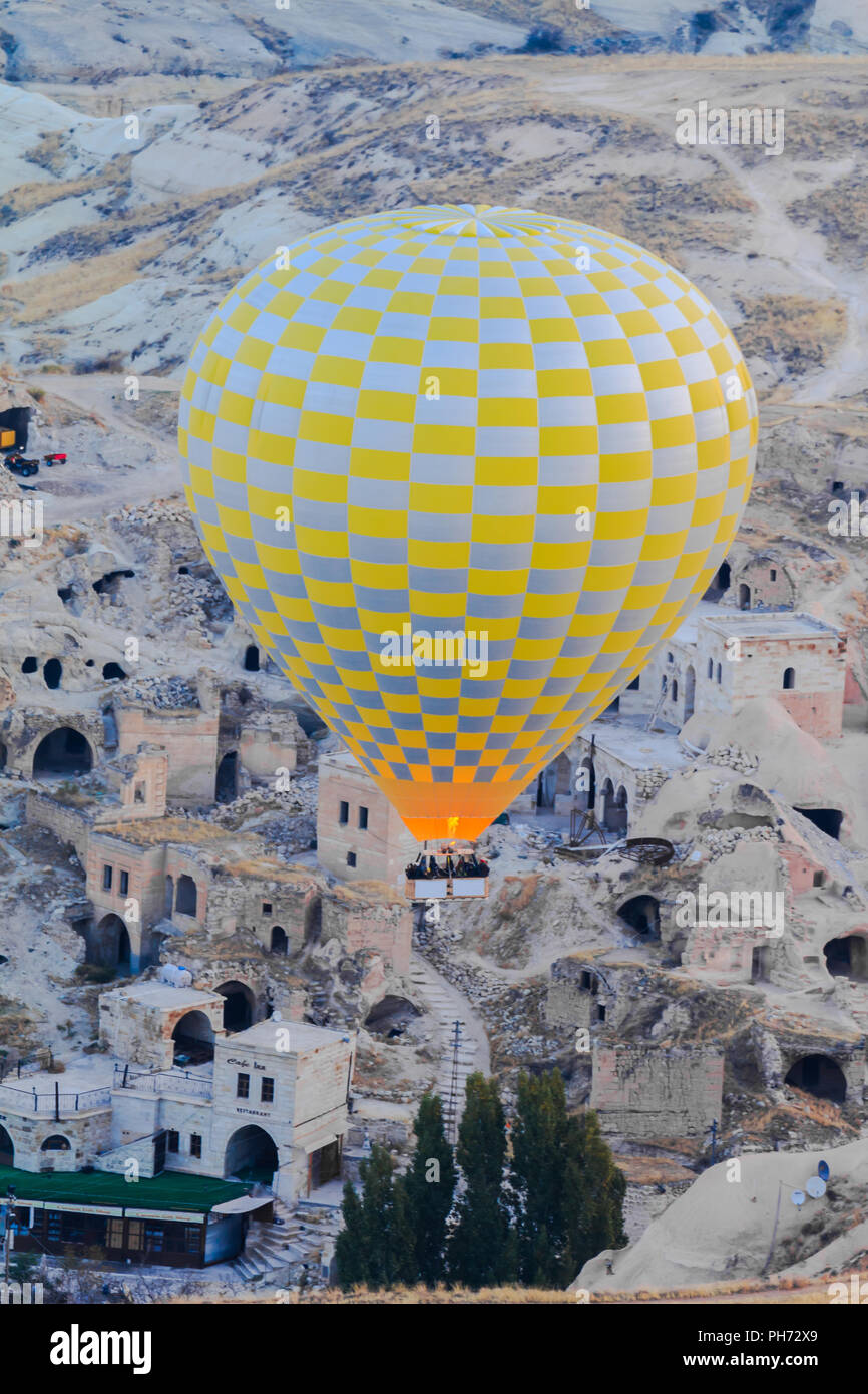 Hot Air Balloon flying over goreme Banque D'Images