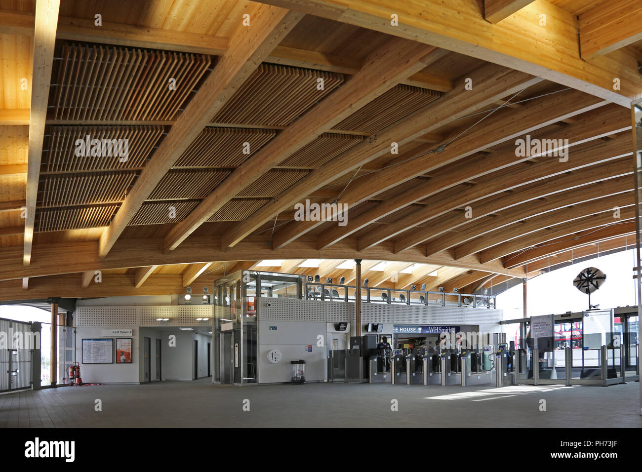Réservation à l'intérieur de la nouvelle gare ferroviaire de Abbey Wood, South East London, UK. L'extrémité orientale de la nouvelle traverse la ligne ligne (Elizabeth) Banque D'Images
