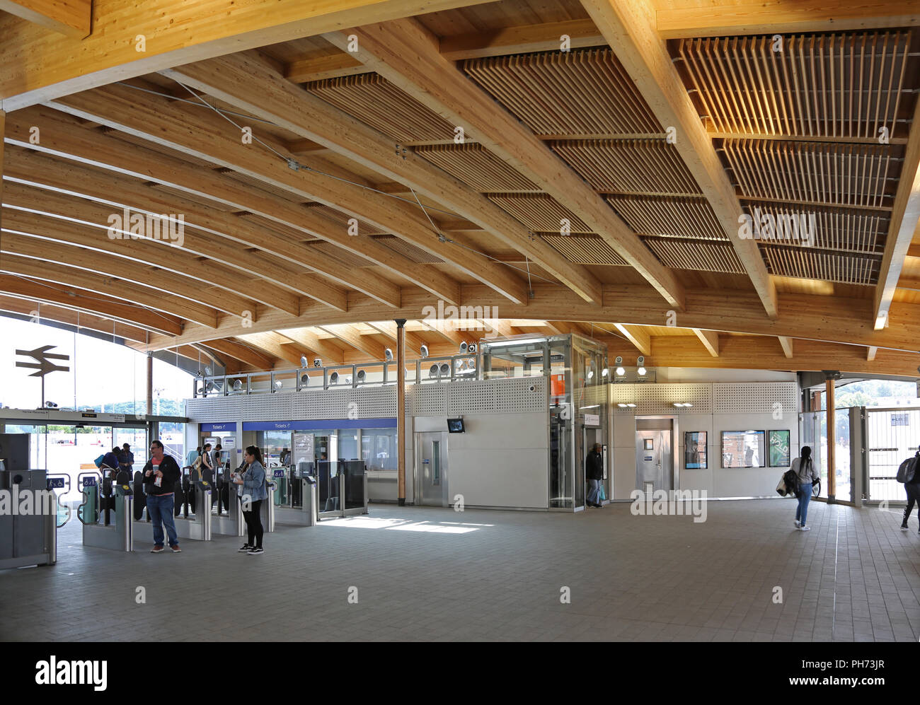 Réservation à l'intérieur de la nouvelle gare ferroviaire de Abbey Wood, South East London, UK. L'extrémité orientale de la nouvelle traverse la ligne ligne (Elizabeth) Banque D'Images