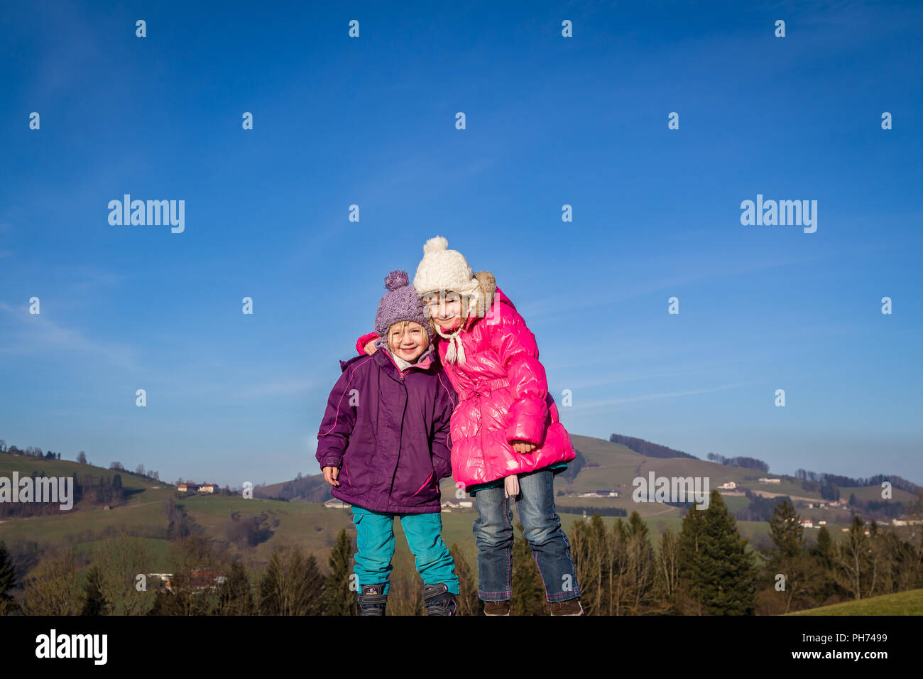 Deux filles avec des vestes d'hiver et des chapeaux de bobs Banque D'Images