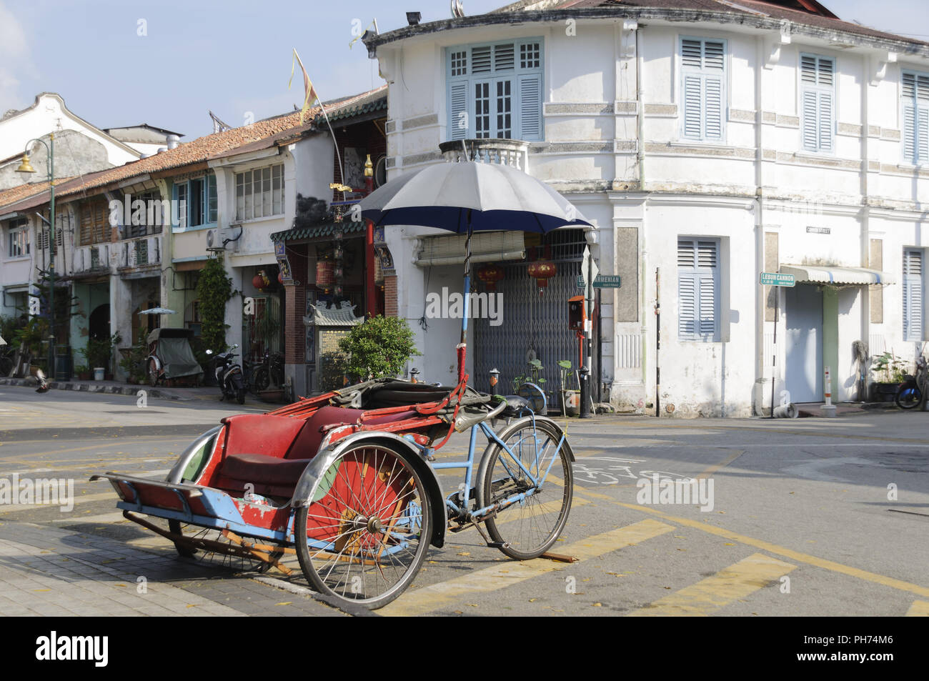 Vélos Spéciaux, les personnes âgées en rickshaw avec parapluie en Malaisie. Banque D'Images