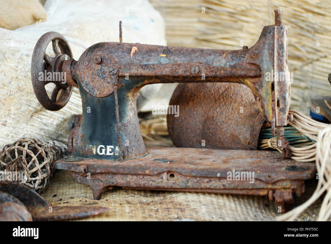 Rusty Vintage Machine à coudre sur la table Banque D'Images