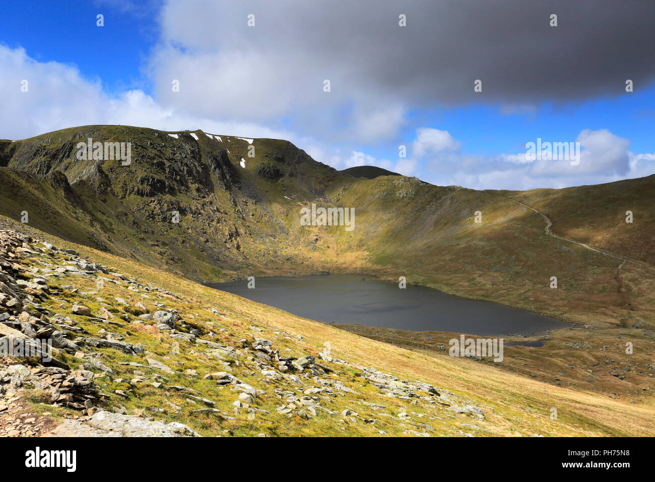 Printemps vue sur tarn rouge, Swirral et Edge Helvellyn tomba, Parc National de Lake District, Cumbria, England, UK Banque D'Images