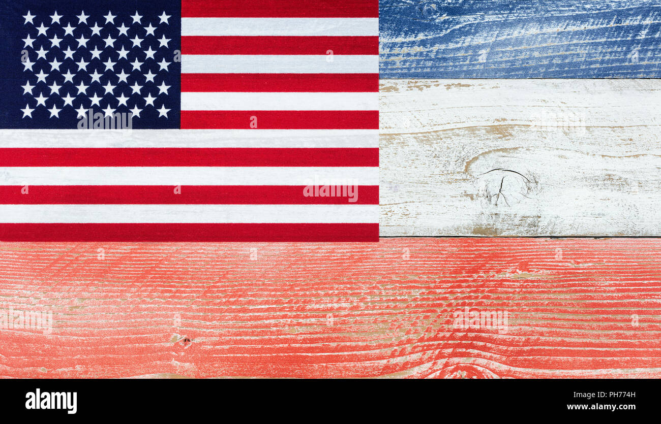 Drapeau américain avec des couleurs nationales peint sur la décoloration des planches Banque D'Images