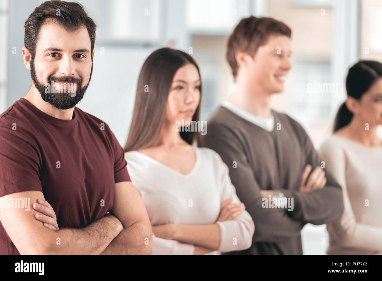 Gratuit Images Homme Barbu Positive Croix Remis Debout Banque D Images Photo actualisé par