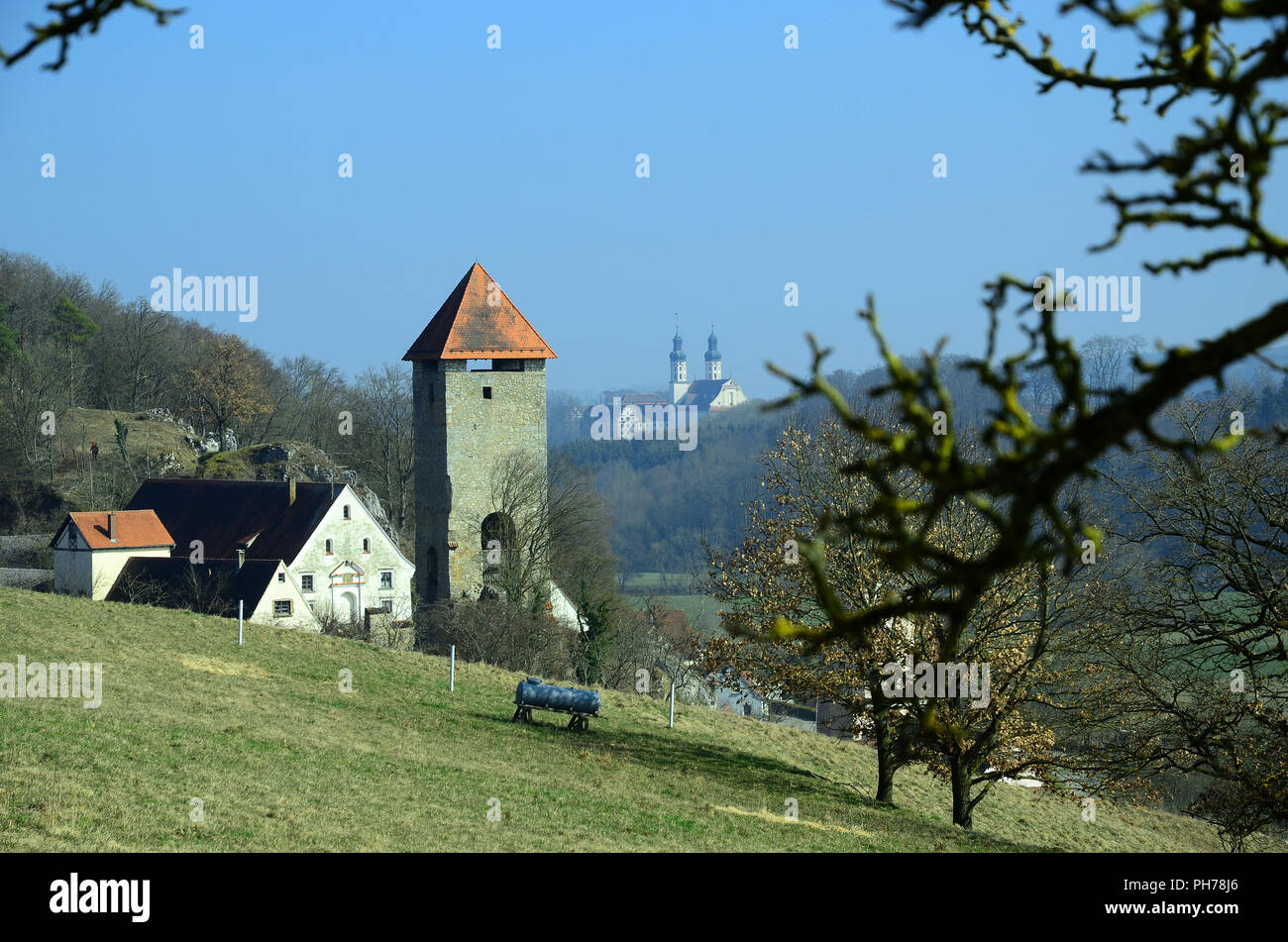 Rechtenstein an der Donau mit Blick nach und Burgruine Obermarchtal Banque D'Images