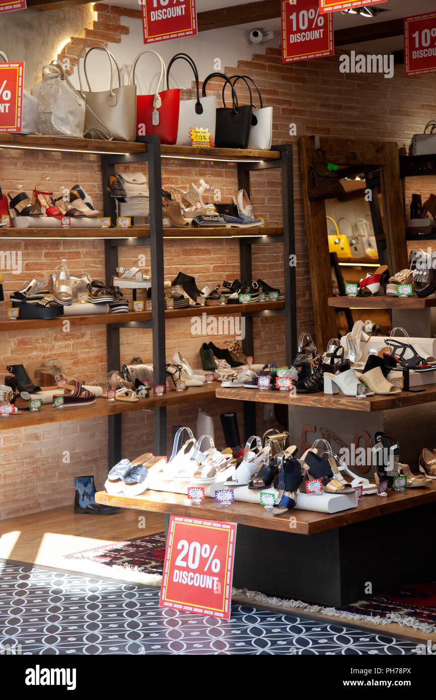 Shoe shop shelves Banque de photographies et d'images à haute résolution -  Alamy