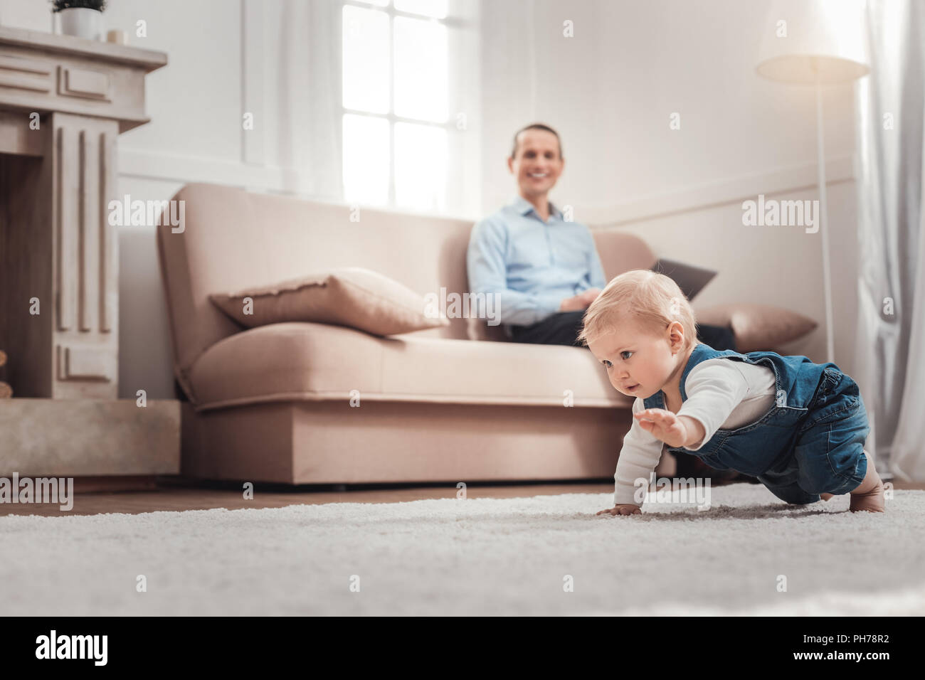 Positif de l'enfant mignon rampant Banque D'Images