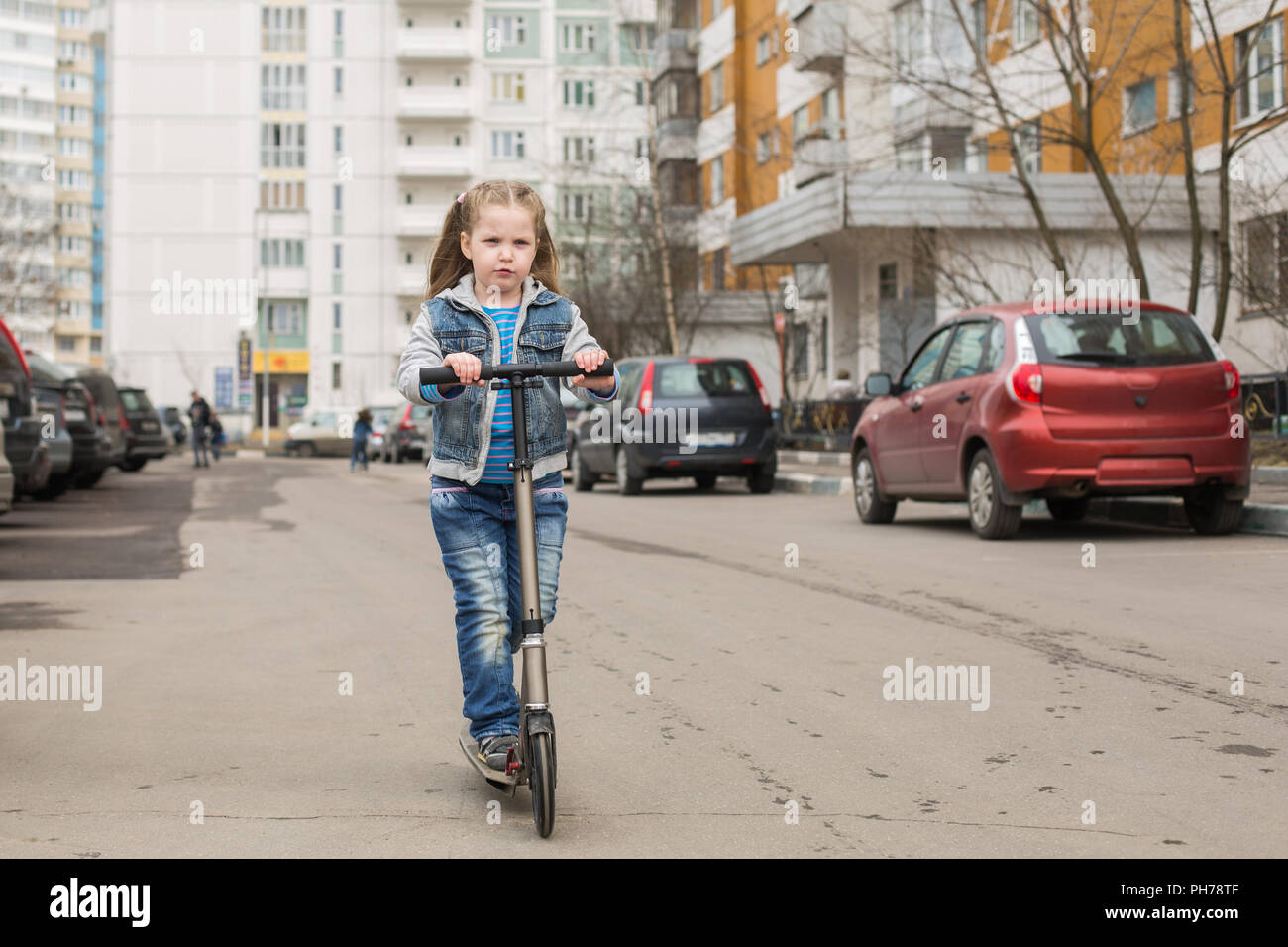 Fille sur un scooter de coup. Banque D'Images