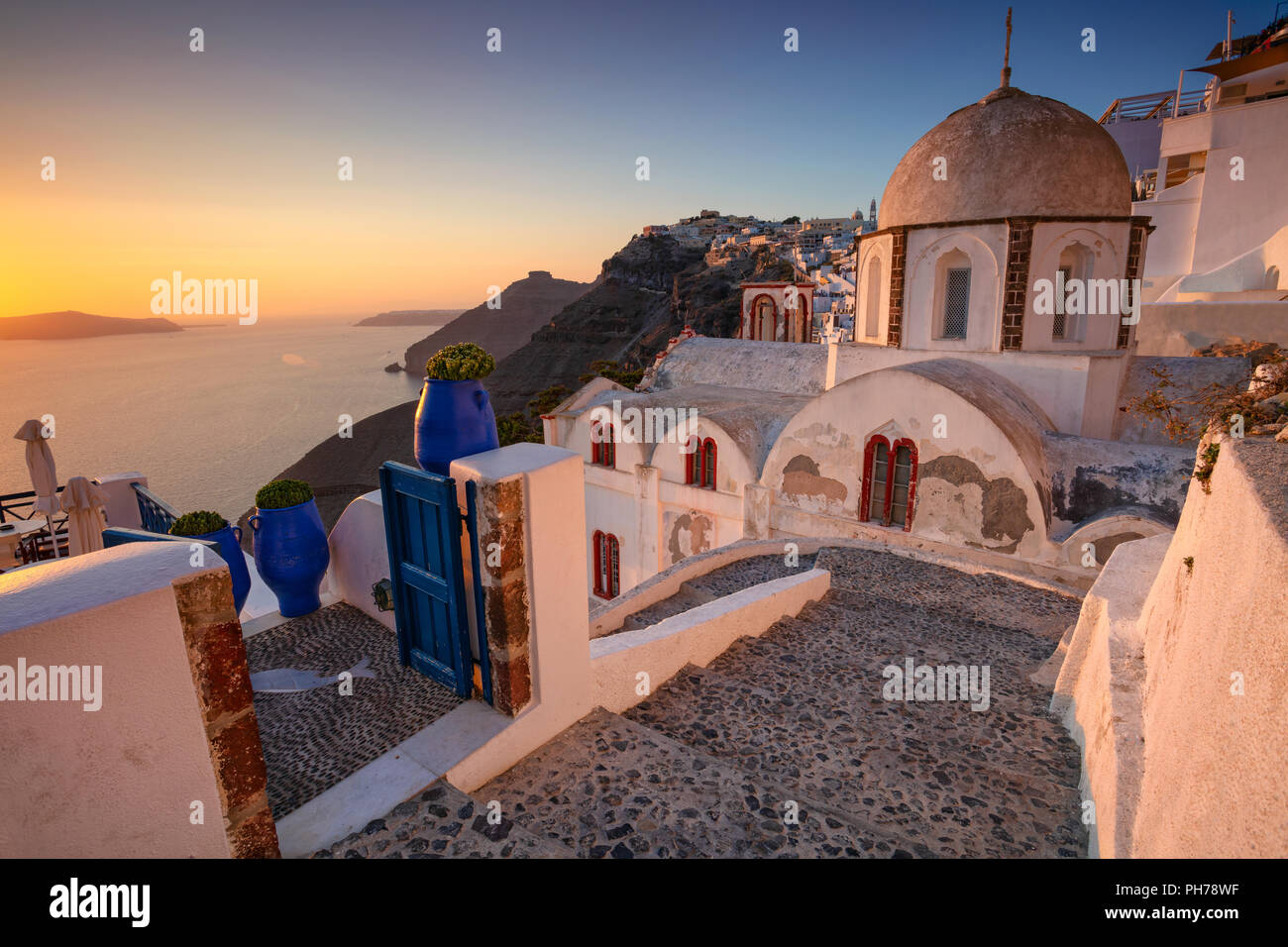 Thira, Santorin. Image du célèbre village de Thira situé dans l'une des Cyclades île de Santorin, le sud de la mer Egée, en Grèce. Banque D'Images