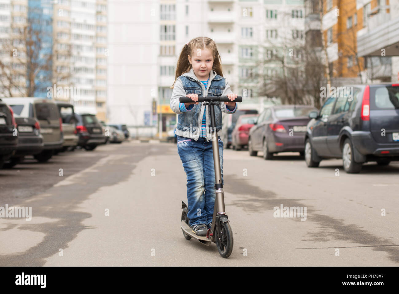 Fille sur un scooter de coup. Banque D'Images