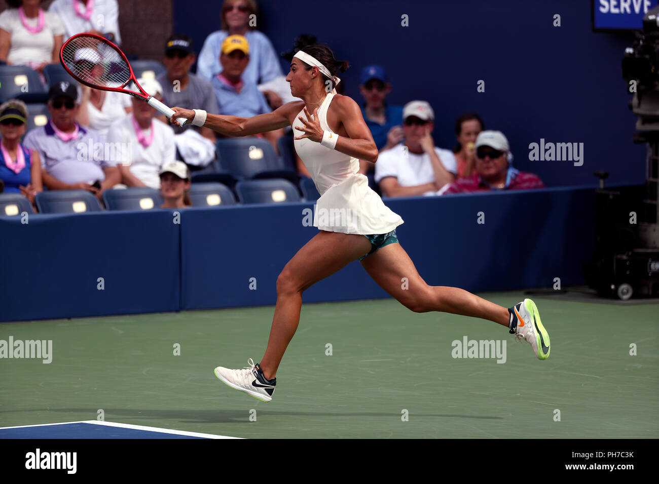 Flushing Meadows, New York - 30 août 2018 : US Open de Tennis : Caroline Garcia, de la France au cours de son deuxième tour victoire sur Monica Puig de Puerto Rico à l'US Open à Flushing Meadows, New York. Crédit : Adam Stoltman/Alamy Live News Banque D'Images