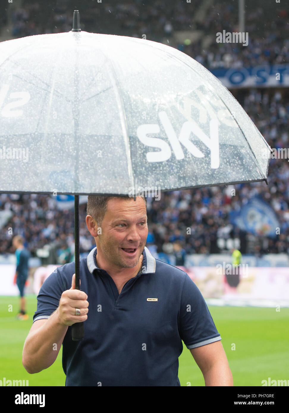Berlin, Deutschland. Août 25, 2018. Avant le match, l'entraîneur-chef : Pal DARDAI (B) rit malgré la pluie. 1.Bundesliga Football - saison 2018/2019, 1.journée : Hertha BSC Berlin (B) - 1.FC Nuremberg (N) dans l'Olympiastadion, Berlin, Allemagne le 25/08/2018. ¬ | Conditions de crédit dans le monde entier : dpa/Alamy Live News Banque D'Images