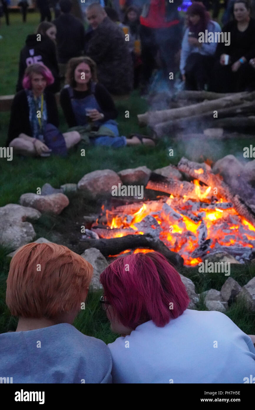 Larmer Tree Gardens, Dorset, UK. 30 août 2018. Festivaliers autour d'un feu de camp près de la personne renseignée tente le jeudi soir de la fin de la route 2018 Festival. Date de la photo : Le jeudi, 30 août, 2018. Credit : Roger Garfield/Alamy Live News Banque D'Images