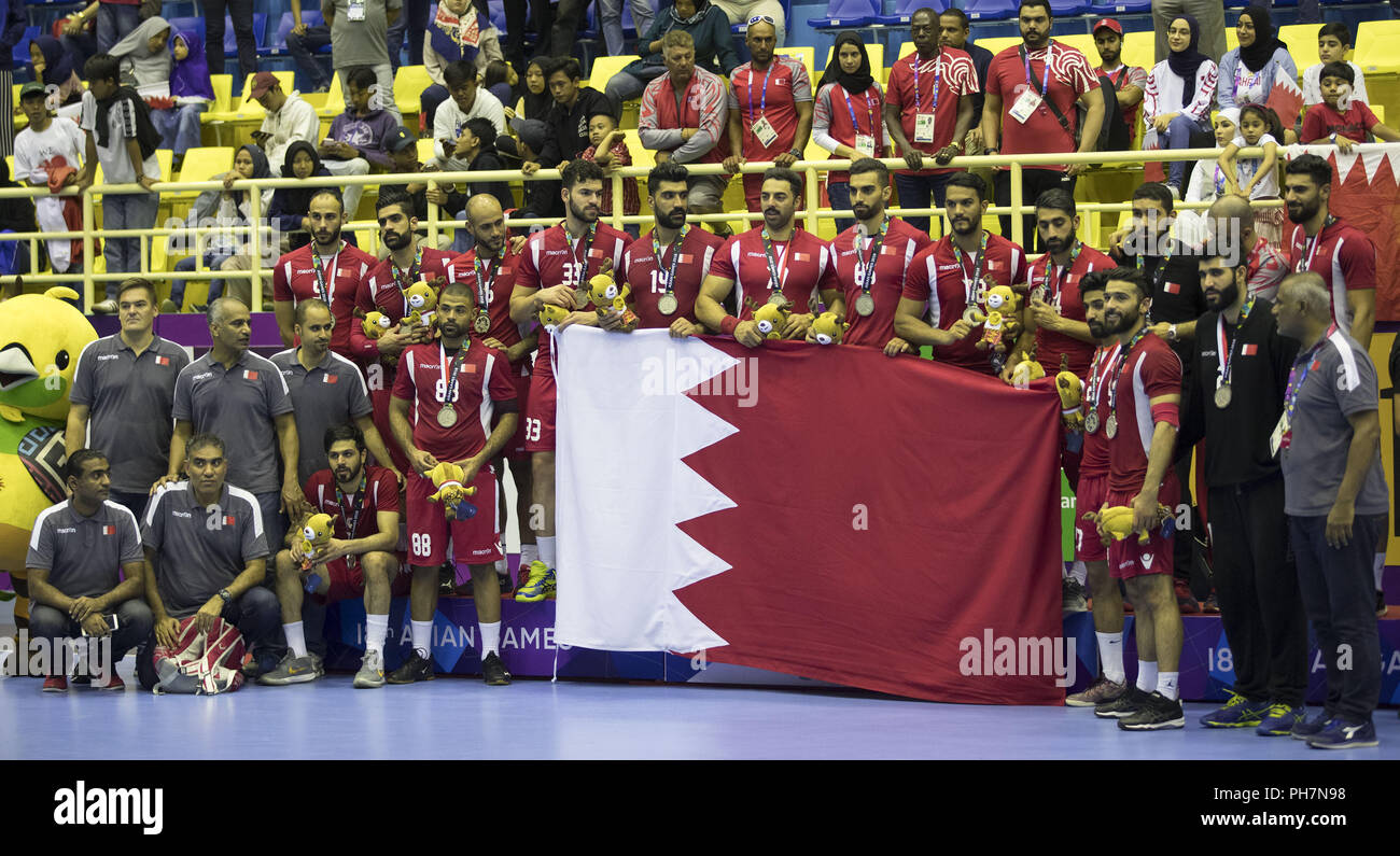 (180831) -- JAKARTA, 31 août 2018 (Xinhua) -- Les joueurs de Bahreïn posent pour des photos pendant la cérémonie pour de handball masculin lors de la 18e Jeux asiatiques à Jakarta, Indonésie, le 31 août 2018. (Xinhua/Fei Maohua) Banque D'Images