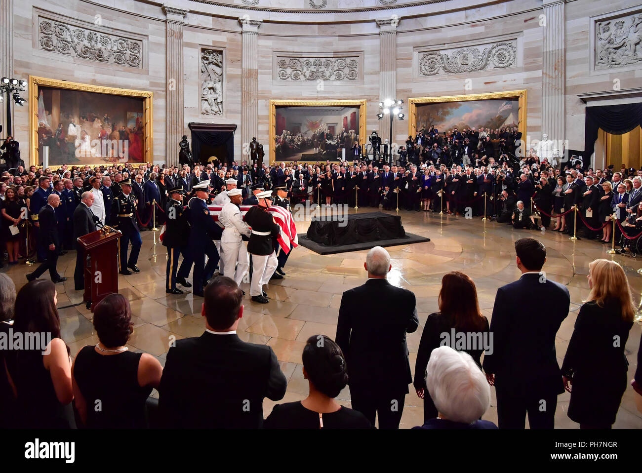 Une garde d'honneur militaire porte le cercueil de l'ancien sénateur John McCain dans la rotonde du Capitole, où il résidera dans la région à la capitale américaine, à Washington, DC le Vendredi, Août 31, 2018. McCain, un républicain de l'Arizona, candidat à l'élection présidentielle et héros de guerre est mort le 25 août à l'âge de 81 ans. Il est la 31e personne à se trouver dans la région de la capitale en 166 ans. Photo par Kevin Dietsch/UPI | conditions dans le monde entier Banque D'Images