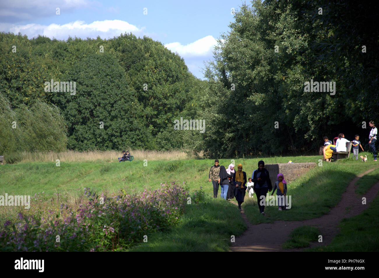 31 août 2018. Les gens profitent du soleil le dernier jour d'août à côté de la rivière Mersey à Didsbury, Manchester. Banque D'Images