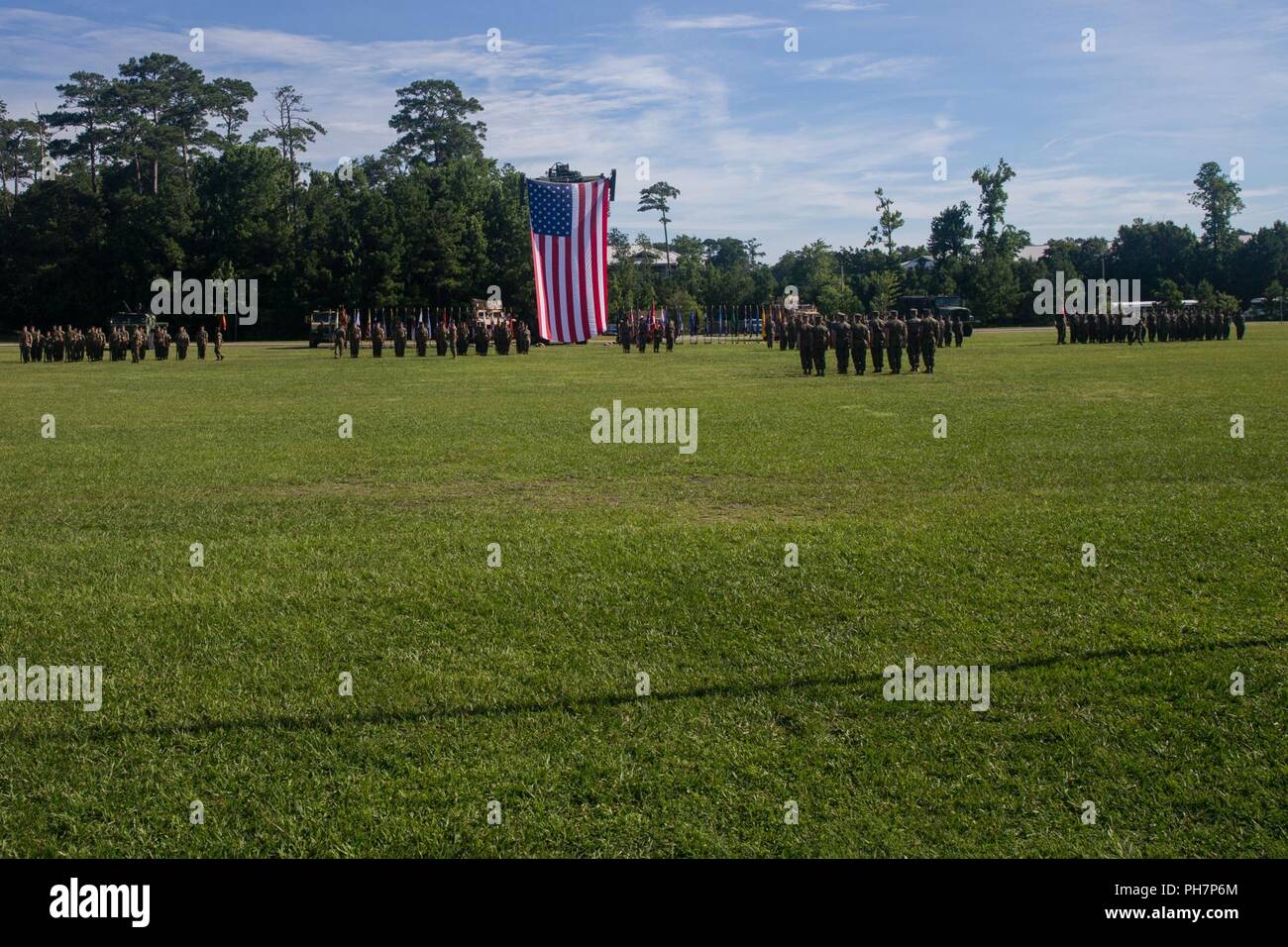 Les Marines américains avec 2e Bataillon de soutien du transport, de la logistique de combat 2, 2e Régiment de Marine Logistics Group, assister à une cérémonie de passation de commandement, le Camp Lejeune, N.C., 28 juin 2018. Au cours de la cérémonie, le Lieutenant-colonel John S. Sattely a quitté le commandement du 2e BST au lieutenant-Colonel Jonathan T. Baker. Banque D'Images