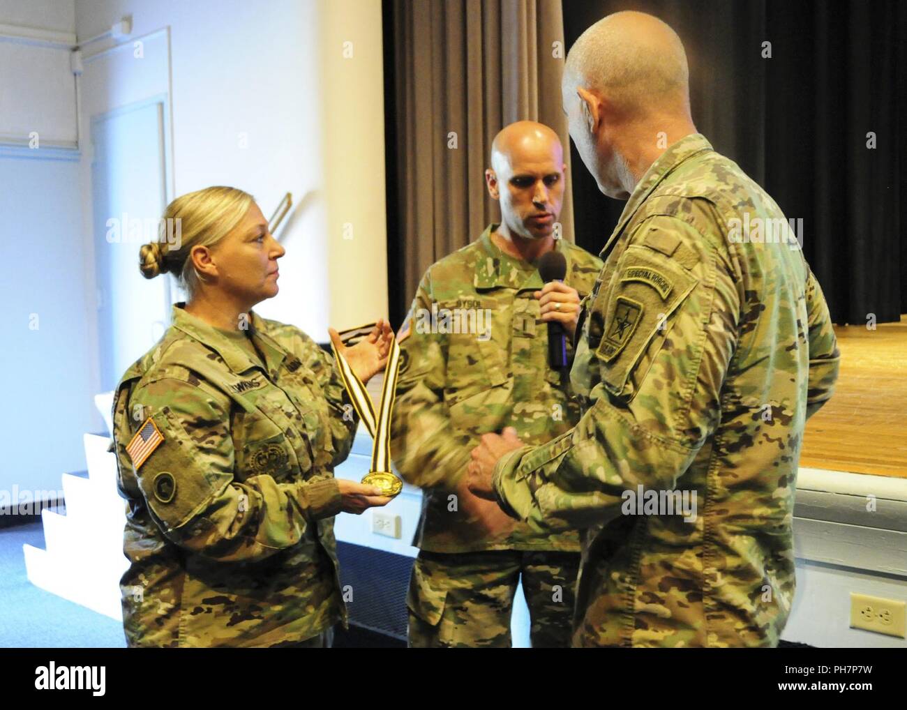 L'Adjudant-chef 2 Sandra Hawkins, une propriété technicien comptable avec le 316e Corps expéditionnaire (Commande de soutien), présente le lieutenant-général Charles Luckey, le chef de l'armée de réserve et commandant général de l'United States Army Reserve Command, avec une médaille lors de la première rencontre régionale de la formation et de l'adjudant à l'Atelier de recrutement Timmerman Centre de conférence, le 30 juin. La médaille a célébré le 100 anniversaire de l'année de la cohorte de l'Adjudant. Banque D'Images