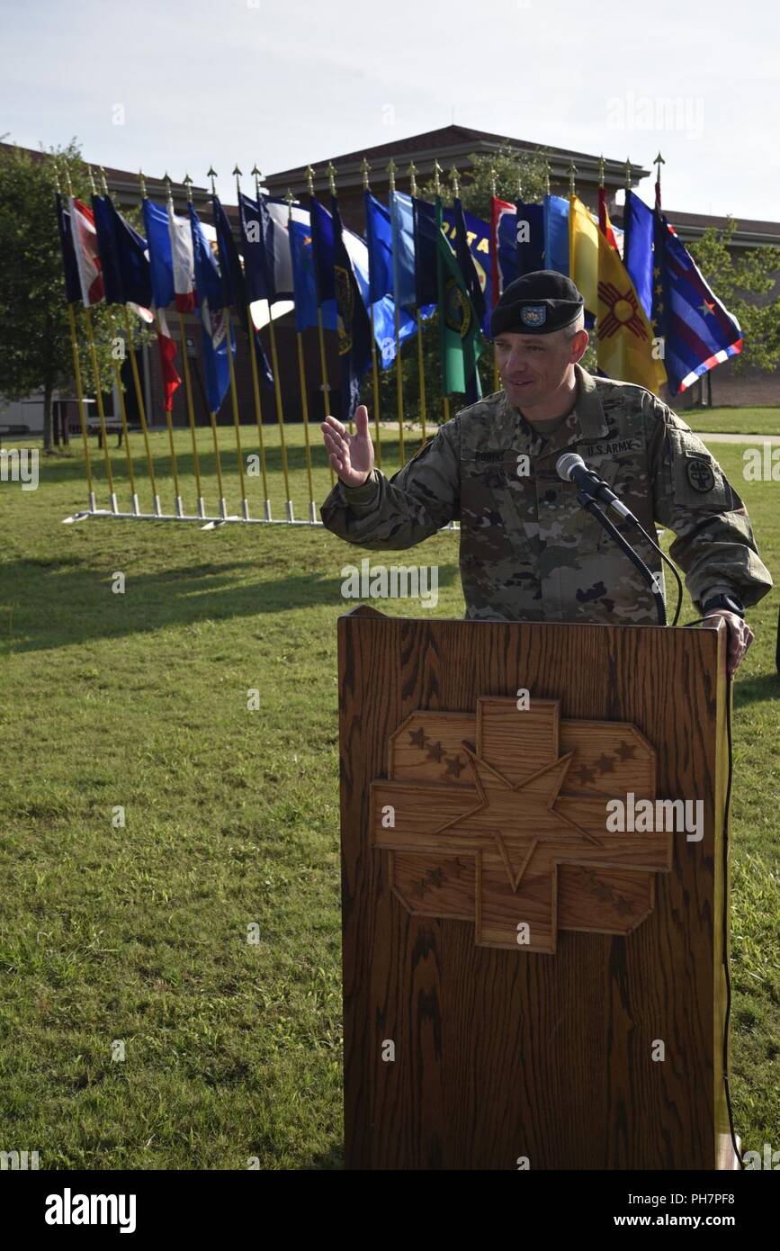 Le Guerrier a organisé un bataillon de Transition cérémonie de passation de commandement pour le lieutenant-colonel Steven G. Robins, nouveau commandant, et le lieutenant-colonel Phillip B. Brown Jr., commandant sortant, le jeudi 28 juin à la Cpl. Rudolfo Hernandez Warrior Bataillon de transition complexe sur Fort Bragg. Banque D'Images