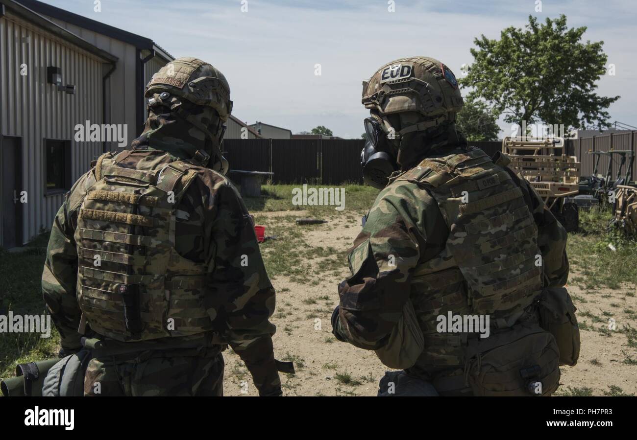 Le s.. Paul Christiansen, gauche, 11e Escadron de Génie Civil des explosifs et des munitions sous-officier responsable des opérations de neutralisation, et les cadres supérieurs d'un membre de la 11e SCÉ Kevin Cohan, compagnon de NEM, se préparer à une approche de munitions non explosées au cours d'un exercice de formation chimique sur Joint Base Andrews, dans le Maryland, le 26 juin 2018. L'exercice simulait une réponse à une munition chimique endommagée. Les aviateurs de NEM sont formés pour détecter, désarmer, détoner des explosifs et d'en disposer et de soutien et d'exécuter des contingences du ministère de la défense dans le monde entier. Banque D'Images