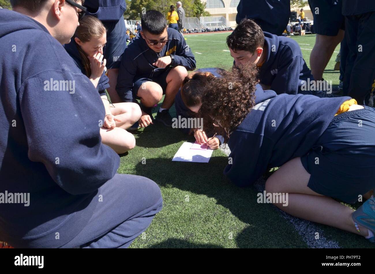 En Californie (28 juin 2018) Les marins de la guerre de l'Information de commande de formation (IWTC) Monterey participer dans son rapport annuel "HYPO" division inter-concurrence. La compétition, qui a donné son nom, était la Station HYPO United States Navy et de surveillance des signaux de renseignement cryptographique basé à New York durant la Seconde Guerre mondiale. L'événement annuel HYPO est conçu pour construire la camaraderie, l'esprit de corps et de fierté à travers une compétition amicale qui pousse les marins physiquement et mentalement, tout en démontrant l'importance du travail d'équipe. Banque D'Images