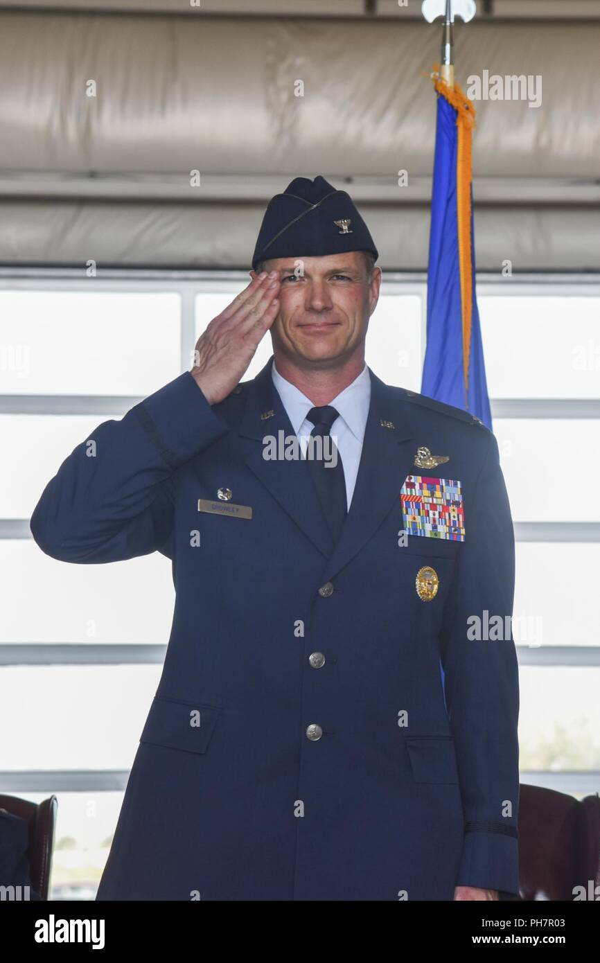 U.S. Air Force Le Colonel Mike Drowley rend son premier hommage aux aviateurs de la 355e Escadre de chasse au cours d'une cérémonie de passation de commandement à la base aérienne Davis-Monthan Air Force Base, en Arizona, le 29 juin 2018. Drowley déjà occupé le poste de chef du personnel pour l'United States Air Force, du commandement central Al Udeid Air Base, au Qatar. Banque D'Images