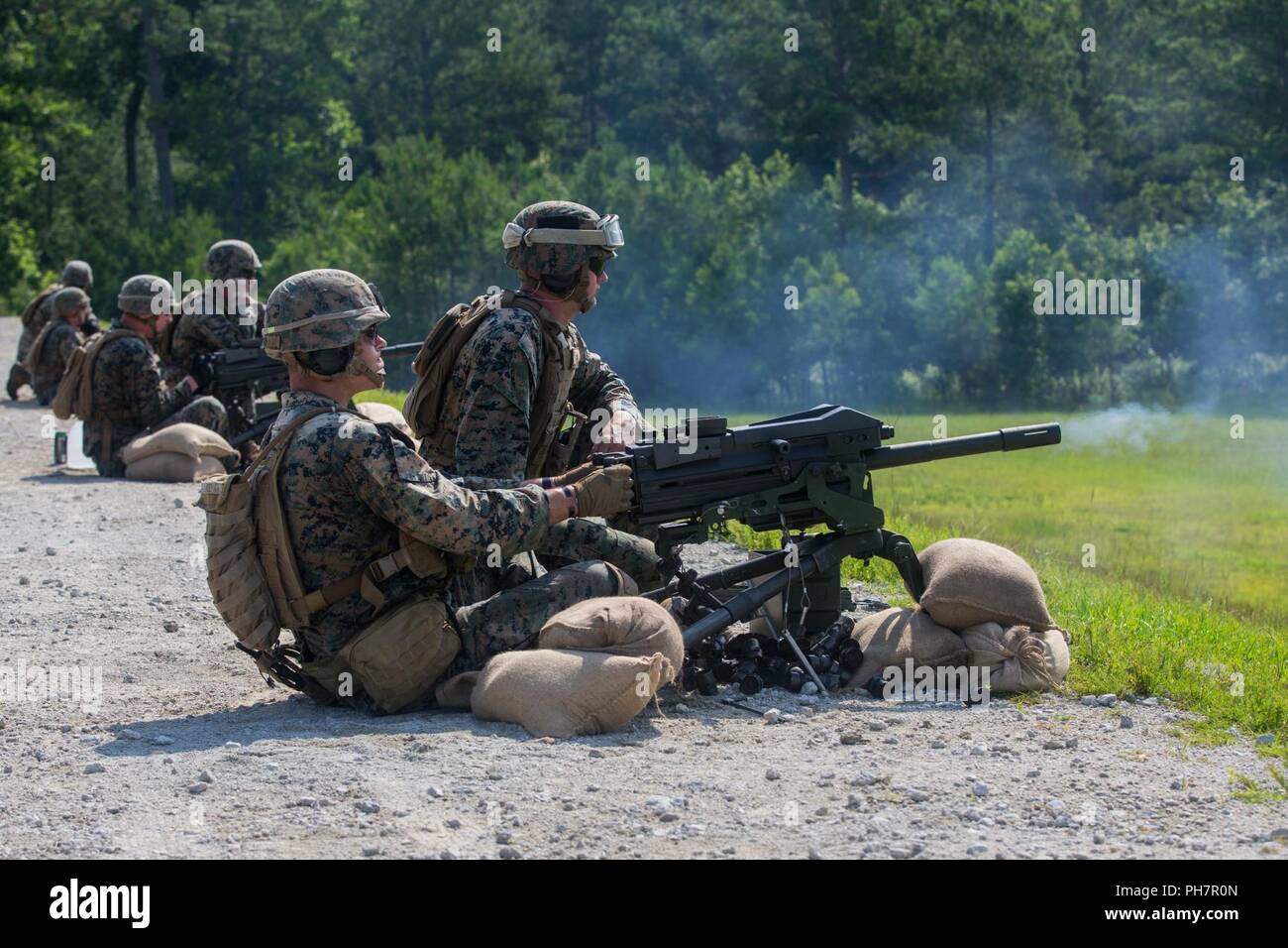 Corps des Marines des États-Unis Le Cpl. Joseph H. Long et le Cpl. Matthieu T. Kidd avec des compétences de Combat Training School, 2e Groupe Logistique Maritime incendie, une marque 19 lance-grenades de 40 mm machine gun pendant un exercice d'entraînement à Camp Lejeune, N.C., 29 juin 2018. Les marines se sont familiarisés avec les procédures de fonctionnement du mitrailleuses grenades afin d'accroître leur capacité à former des marins et marines qui fréquentent TSB. Banque D'Images