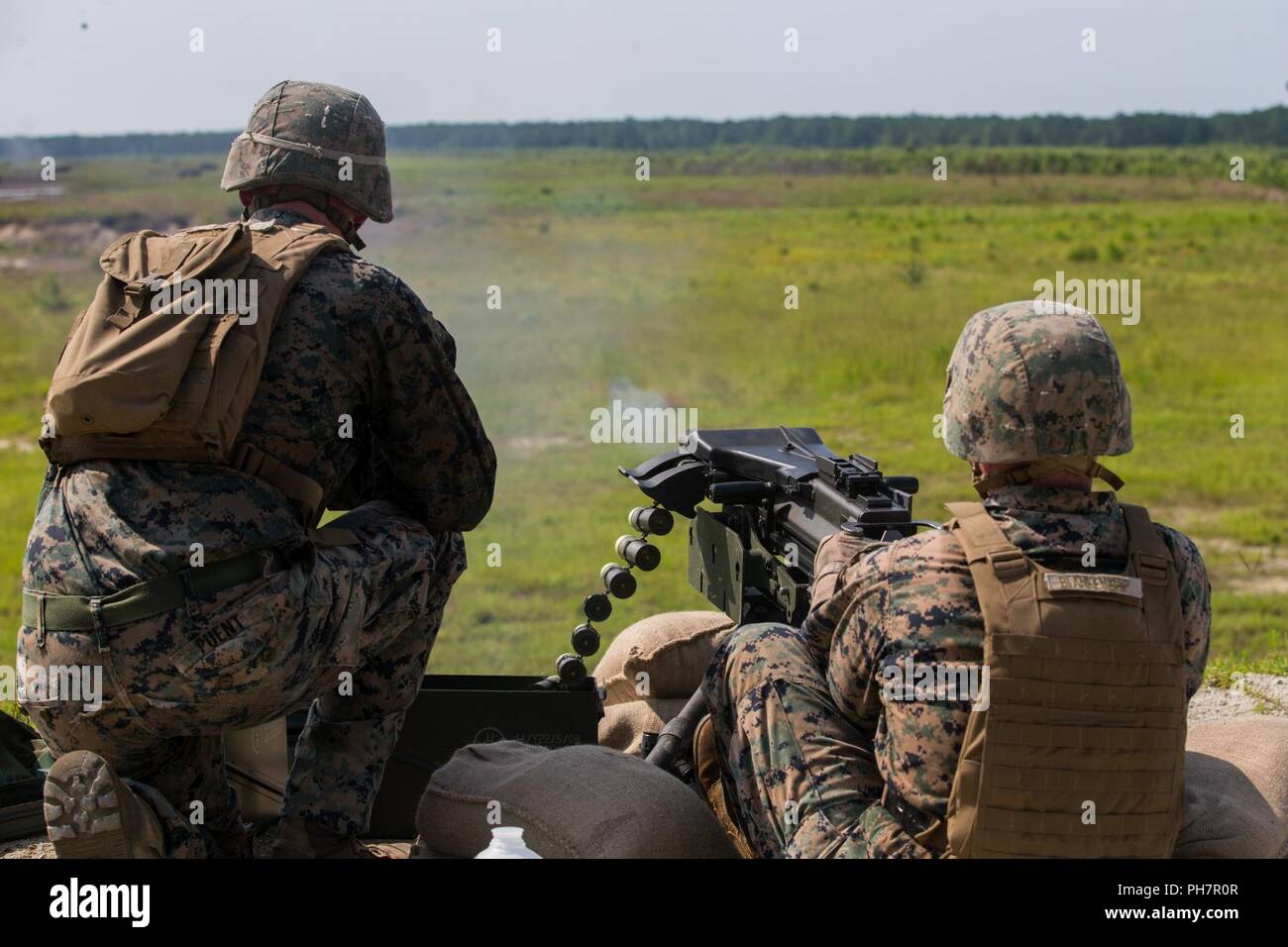 Corps des Marines des États-Unis Le Cpl. Benjamin S. Puent et le Cpl. Kevin P. Blankenship avec l'École de formation des compétences de combat, 2e Groupe Logistique Maritime incendie, une marque 19 lance-grenades de 40 mm machine gun pendant un exercice d'entraînement à Camp Lejeune, N.C., 29 juin 2018. Les marines se sont familiarisés avec les procédures de fonctionnement du mitrailleuses grenades afin d'accroître leur capacité à former des marins et marines qui fréquentent TSB. Banque D'Images